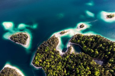 Eibsee 'nin Almanya, Bavyera' daki hava görüntüleri.