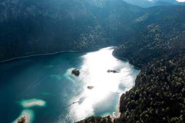 Eibsee 'nin Almanya, Bavyera' daki hava görüntüleri.