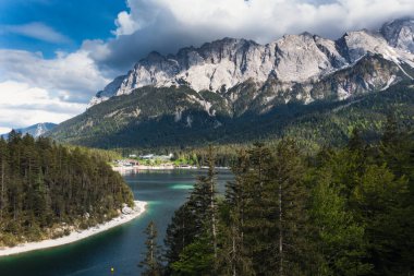 Zugspitze zirvesinin önündeki turkuaz suyla Eibsee Gölü 'nün hava manzarası, Garmisch-Partenkirchen, Almanya