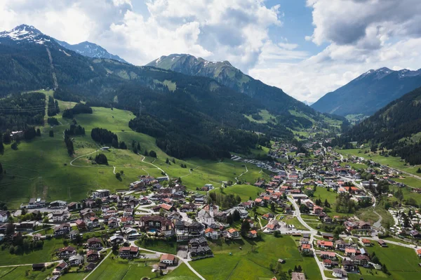 Cidade Lermoos Áustria Com Montanhas Dos Alpes Fundo — Fotografia de Stock