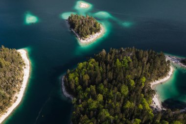 Eibsee 'nin Almanya, Bavyera' daki hava görüntüleri.