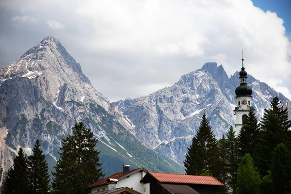 Miasto Lermoos Austria Alpami Tle — Zdjęcie stockowe