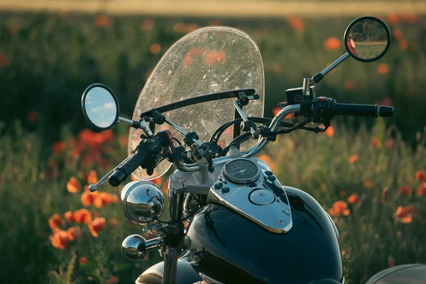 Zbliżenie Motocykla Magicznym Zachodzie Słońca Polu Maku Koncepcja Podróży Sportu — Zdjęcie stockowe