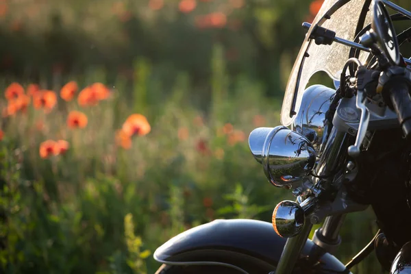 Motorfiets Close Magische Zonsondergang Het Papaverveld Reizen Sport Snelheid Vrijheid — Stockfoto