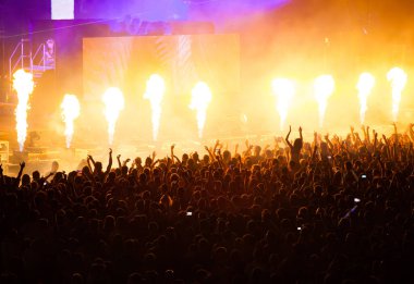 Konserde kalabalık - Parlak sahne ışıkları içinde tezahürat yapan kalabalık