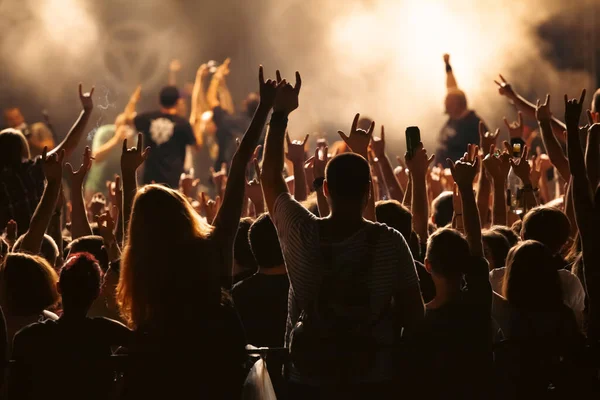 Multidão Concerto Torcendo Multidão Luzes Palco Coloridas Brilhantes — Fotografia de Stock