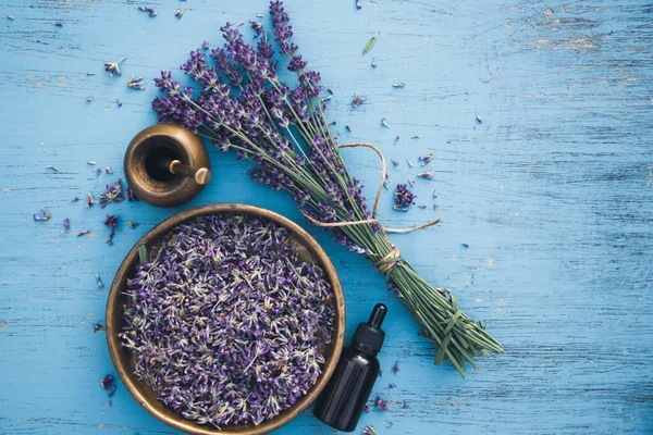 Flat Lay Oil Bowl Bouquet Fresh Lavender Flowers Turquoise Wooden — Foto Stock