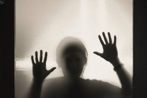 Mujer Fantasma Horror Detrás Del Vidrio Mate Blanco Negro Concepto —  Fotos de Stock