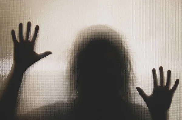 Mujer Fantasma Horror Detrás Del Vidrio Mate Blanco Negro Concepto —  Fotos de Stock