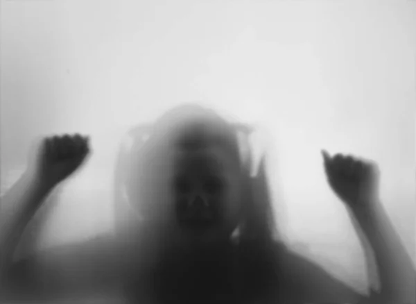 Φρίκη Ghost Κορίτσι Πίσω Από Ματ Γυαλί Μαύρο Και Άσπρο — Φωτογραφία Αρχείου