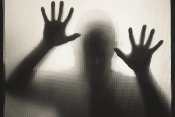 Horror Halloween Hintergrund Schattenhafte Gestalt Hinter Dem Glas Eines Mannes — Stockfoto