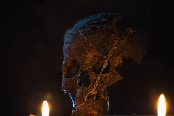 Cráneo Humano Real Con Luz Misteriosa Nebulosa Fondo Pantalla Espeluznante —  Fotos de Stock