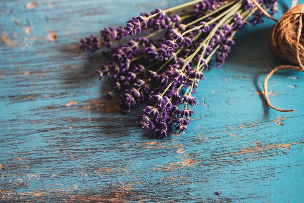 Datar Berbaring Bunga Lavender Segar Pada Latar Belakang Kayu Pirus — Stok Foto