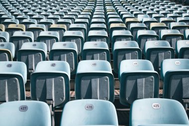 Modern stadyum arenasında ya da açık hava tiyatrosunda seyirciler için boş sandalyeler