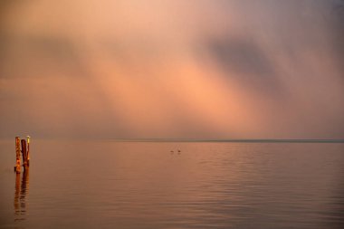 Meersburg 'da Almanya, Constance Gölü' nde dramatik, fırtınalı bir gün batımı