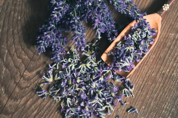 Cuillère Bois Fleurs Lavande Fraîche Sur Table Rustique Bois Aromathérapie — Photo