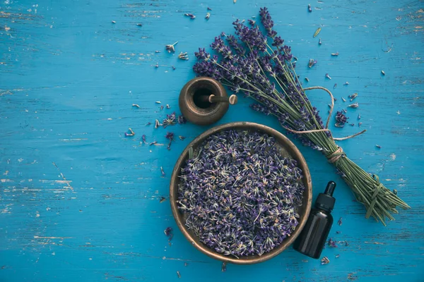 Flat Lay Oil Bowl Bouquet Fresh Lavender Flowers Turquoise Wooden — Foto Stock