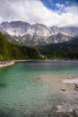 Zugspitze zirvesinin önündeki turkuaz su, Garmisch-Partenkirchen, Bavyera Alpleri, Almanya, Avrupa