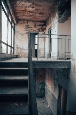 Terk edilmiş endüstriyel yapı odası iç kısımda, karanlık kirli grunge ve ürpertici atmosfer.