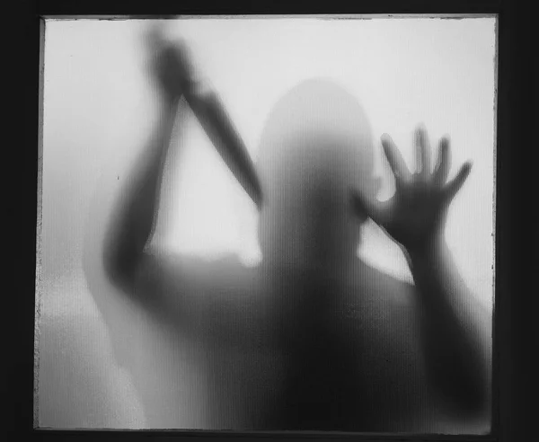 Horror Sfondo Halloween Figura Oscura Dietro Vetro Uomo Che Tiene — Foto Stock