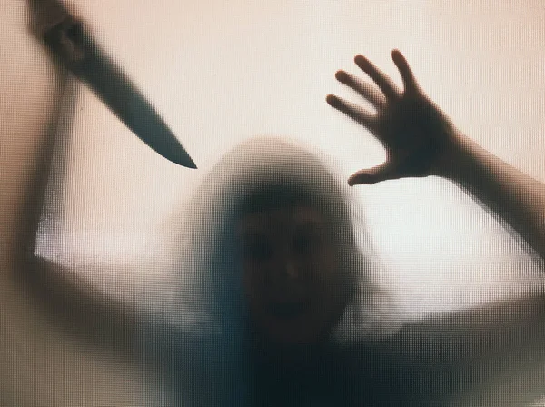 ホラー ハロウィンの背景 ナイフを持つガラスの後ろの影像 — ストック写真