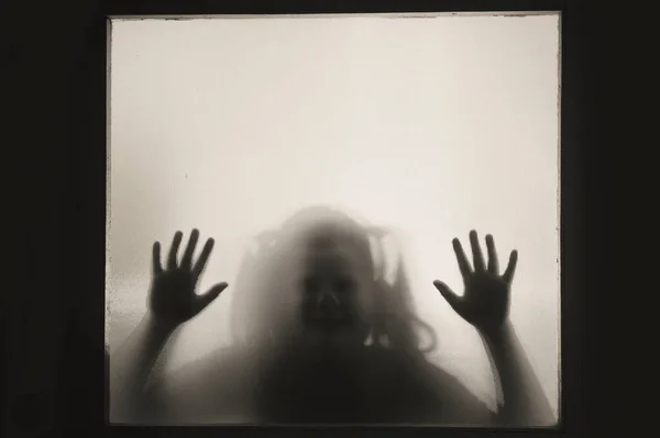 Chica Fantasma Horror Detrás Del Vidrio Mate Blanco Negro Concepto —  Fotos de Stock