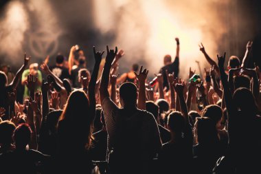 Konserde kalabalık - Parlak sahne ışıkları içinde tezahürat yapan kalabalık