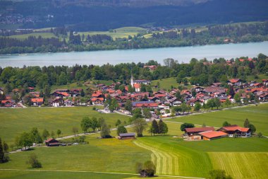 Schwangau köyünün güzel panoramik manzarası ve Bavyera, Almanya 'da insan yapımı Forggensee gölü..