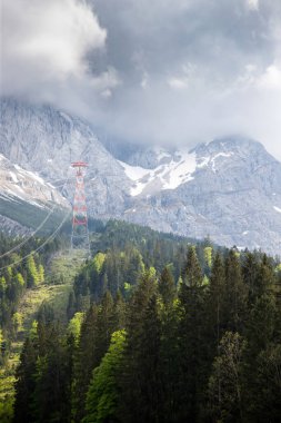Almanya 'nın en yüksek dağı Zugspitze' ye kablo araba kabini