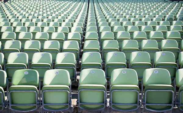 Modern stadyum arenasında ya da açık hava tiyatrosunda seyirciler için boş sandalyeler