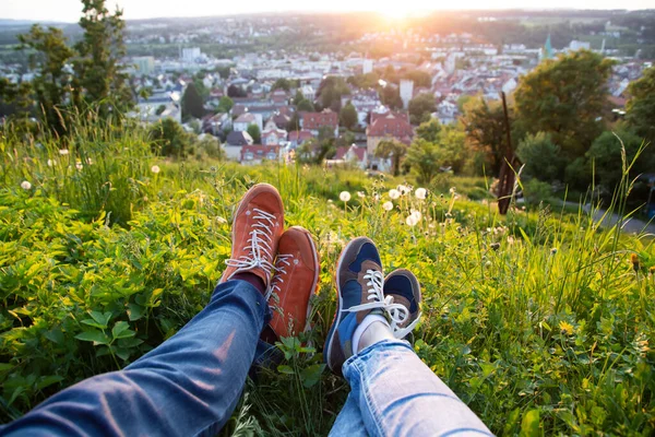 Legs Traveler Couple Sitting Park Relaxing Enjoying View City Freedom — Stock Photo, Image