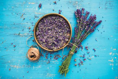 Turkuaz ahşap arka planda taze lavanta çiçekleri vardı. Aromaterapi, spa, masaj konsepti.