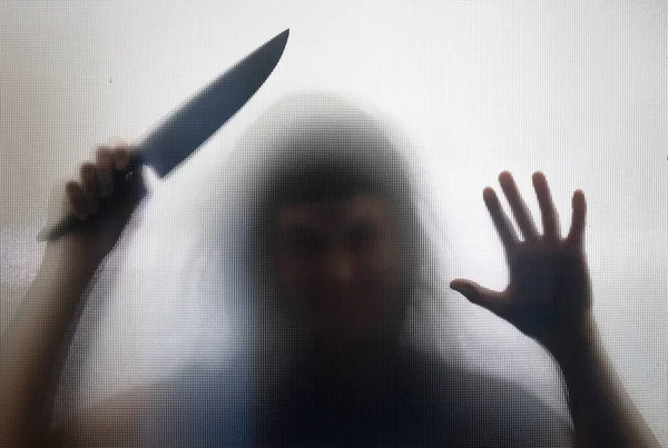 Horreur Fond Halloween Silhouette Ombragée Derrière Verre Tenant Couteau — Photo