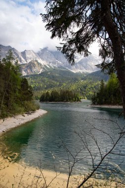 Göldeki suda sarı polen var. Alerjik sezon