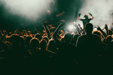 Konserde kalabalık - Parlak sahne ışıkları içinde tezahürat yapan kalabalık