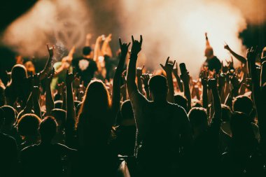 Konserde kalabalık - Parlak sahne ışıkları içinde tezahürat yapan kalabalık