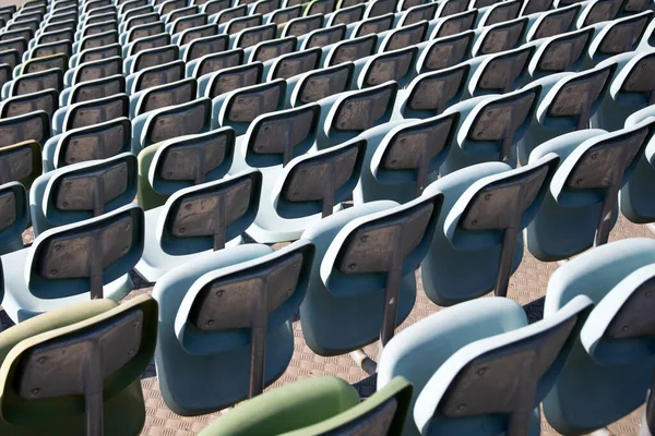 現代のスタジアムアリーナやオープンエアの劇場で観客のための空の椅子 — ストック写真