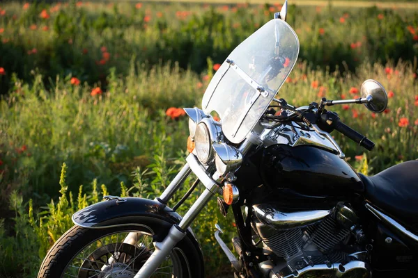 摩托车特写在神奇的日落在罂粟田里 旅行和体育 速度和自由概念 — 图库照片