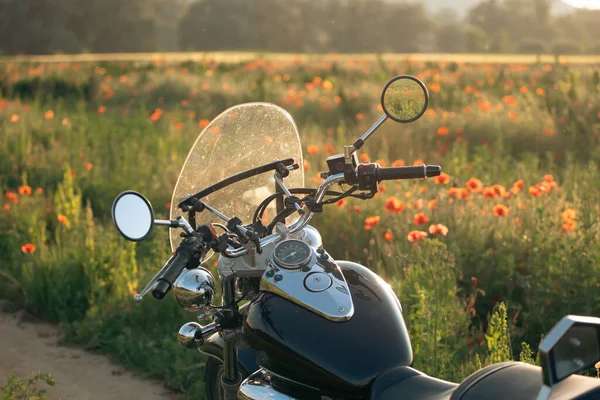 Motorrad Nahaufnahme Magischen Sonnenuntergang Mohnfeld Reisen Und Sport Geschwindigkeit Und — Stockfoto