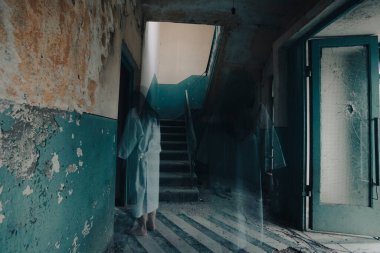 Terk edilmiş, perili bir evde hayalet. Korkunç bir kadın ruhu, cadılar bayramı konsepti..