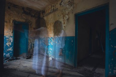 Terk edilmiş, perili bir evde hayalet. Korkunç bir kadın ruhu, cadılar bayramı konsepti..