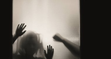 Çocuk şiddeti ve istismar konsepti. Aile içi şiddeti durdurun.