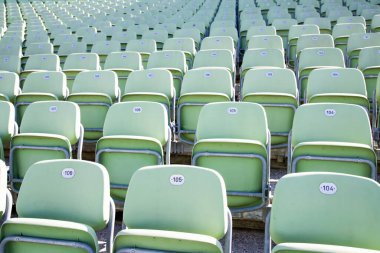 Modern stadyum arenasında ya da açık hava tiyatrosunda seyirciler için boş sandalyeler