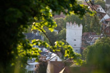 Veitsburg 'den gelen Ravensburg şehrinin güzel manzarası bahar günbatımında