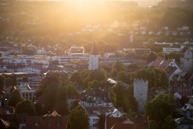 Ravensburg silueti, Baden-Wurttemberg, Almanya, Avrupa. Ravensburg şehrinin eski evlerinin sihirli günbatımının havadan görünüşü.