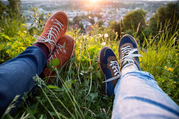 Legs Traveler Couple Sitting Park Relaxing Enjoying View City Freedom — Stock Photo, Image