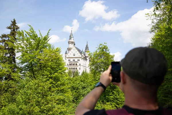 Hombre Haciendo Fotos Del Famoso Castillo Neuschwanstein Alemania — Foto de Stock