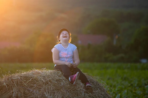 Caucasian Girl Having Fun Sitting Top Golden Hay Bale Summer — Foto Stock