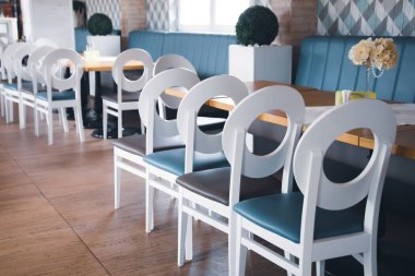 Rahat, modern bir restoranın boş salonu..