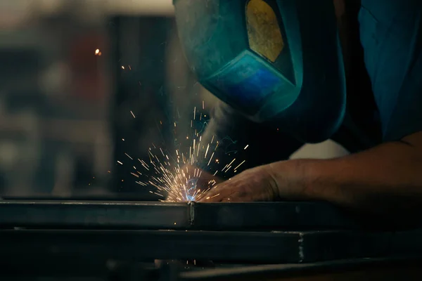 Handyman Performing Welding Grinding His Workplace Workshop While Sparks Fly — Stockfoto